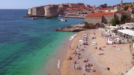 Blick-über-Die-Bucht-Und-Den-Belebten-Strand-In-Der-Altstadt-Von-Dubrovnik-Kroatiencro