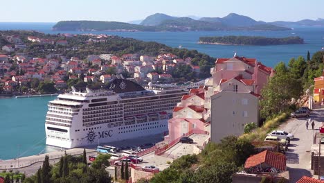 Ein-Riesiges-Kreuzfahrtschiff-Liegt-In-Der-Bucht-In-Der-Altstadt-Von-Dubrovnik-Kroatien