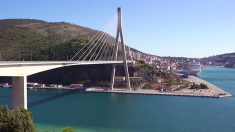 Un-Gran-Puente-Colgante-Sobre-Un-Puerto-Cerca-De-Dubrovnik,-Croacia