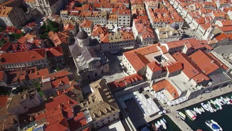 Vista-Aérea-De-Inclinación-Hacia-Arriba-Sobre-La-Ciudad-Vieja-De-Dubrovnik,-Croacia