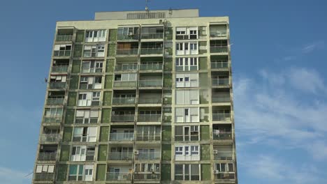 Toma-De-Establecimiento-De-Un-Viejo-Edificio-De-Apartamentos-De-Gran-Altura-Deteriorado