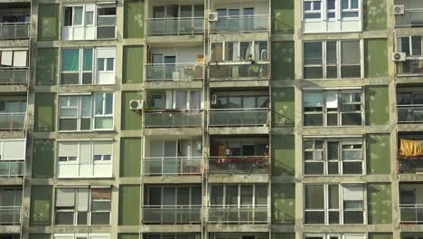 Toma-De-Establecimiento-De-Un-Viejo-Edificio-De-Apartamentos-De-Gran-Altura-Deteriorado-1