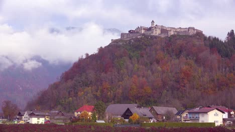 Un-Hermoso-Castillo-Se-Asienta-En-La-Cima-De-Una-Montaña-En-Austria-O-Alemania-1