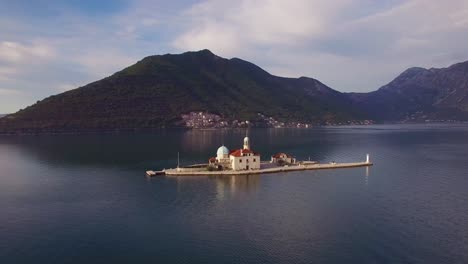 Schöne-Antenne-über-Der-Kirche-Our-Lady-Rock-Island-In-Boka-Bay-Montenegro-6