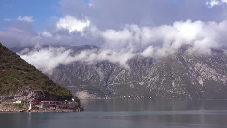 Wunderschöne-Berge-Erheben-Sich-über-Den-Küsten-Von-Boka-Bay-Montenegro-1