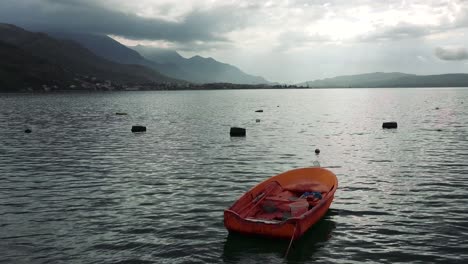 Ein-Wunderschönes-Orangenes-Ruderboot-An-Den-Ufern-Der-Boka-Bay-Montenegro