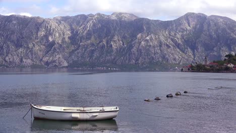 Ein-Ruderboot-Am-Ufer-Der-Boka-Bay-Montenegro