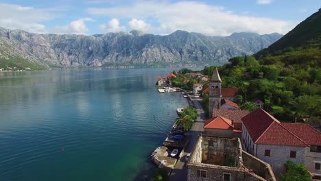 Atemberaubende-Luftaufnahme-Eines-Attraktiven-Dorfes-Am-Ufer-Der-Boka-Bay-Montenegro