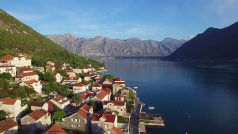 Atemberaubende-Luftaufnahme-Eines-Attraktiven-Dorfes-Am-Ufer-Der-Boka-Bay-Montenegro-4