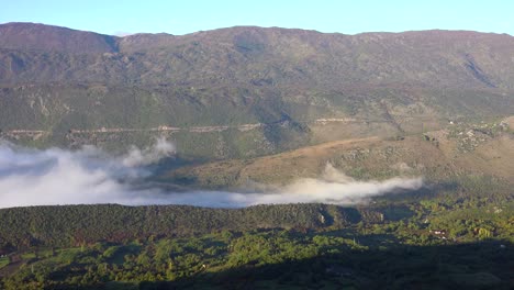 Zeitraffer-Von-Wolken-Und-Nebel,-Die-Sich-Durch-Eine-Schlucht-In-Montenegro-.-Bewegen