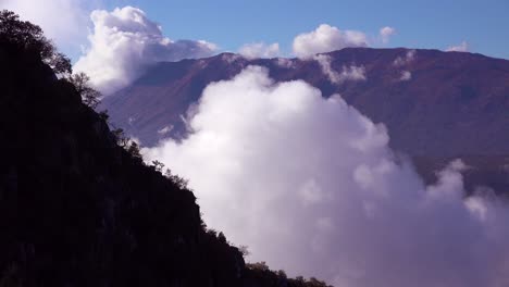 Schöner-Zeitraffer-Von-Wolken-Und-Nebel,-Der-Sich-Durch-Eine-Schlucht-In-Montenegro-.-Bewegt