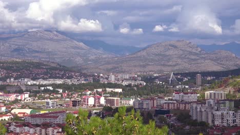 Toma-De-Establecimiento-De-Podgorica,-La-Capital-De-Montenegro.