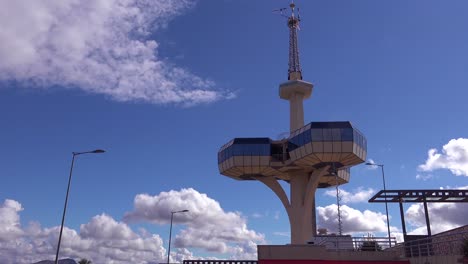 Ein-Modernistischer-Aussichtsturm-In-Der-Nähe-Der-Stadt-Podgorica,-Der-Hauptstadt-Von-Montenegro