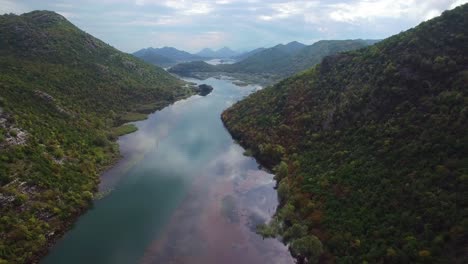 Eine-Erstaunliche-Antenne-über-Einem-Fischerboot,-Das-Sich-Entlang-Eines-Flusses-In-Montenegro-Bewegt