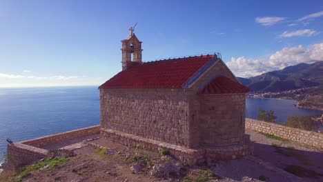 Toma-Aérea-Sobre-Una-Iglesia-De-Piedra-En-La-Cima-De-Una-Colina-En-Montenegro
