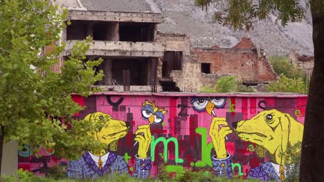 Los-Edificios-En-Ruinas-Tienen-Arte-De-La-Guerra-En-El-Centro-De-Mostar,-Bosnia-Y-Herzegovina-3