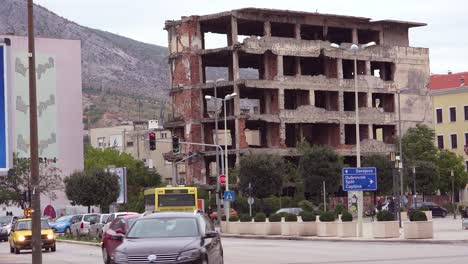 Edificios-En-Ruinas-De-La-Guerra-En-El-Centro-De-Mostar,-Bosnia-Y-Herzegovina