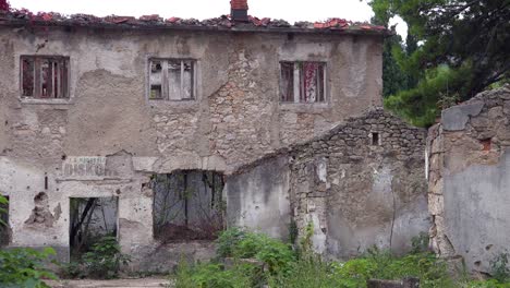 Edificios-En-Ruinas-De-La-Guerra-En-El-Centro-De-Mostar,-Bosnia-Y-Herzegovina-3