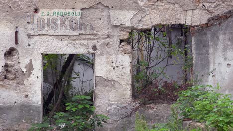 Edificios-En-Ruinas-De-La-Guerra-En-El-Centro-De-Mostar,-Bosnia-Y-Herzegovina-4