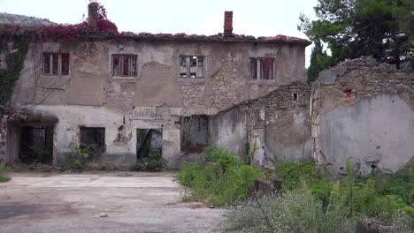 Edificios-En-Ruinas-De-La-Guerra-En-El-Centro-De-Mostar,-Bosnia-Y-Herzegovina-5