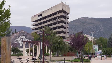 Los-Edificios-En-Ruinas-Del-Stand-De-Guerra-En-El-Centro-De-Mostar,-Bosnia-Y-Herzegovina