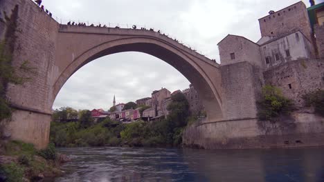 Toma-De-Establecimiento-Del-Famoso-Puente-Stari-Most-En-Mostar,-Bosnia-Y-Herzegovina-2