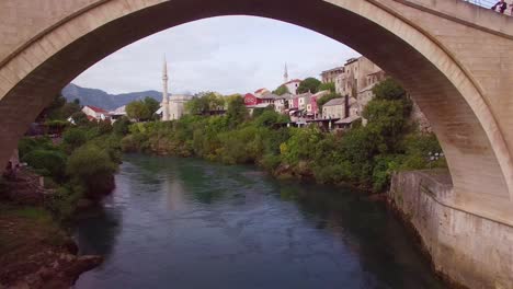 Hermosa-Toma-Aérea-Del-Famoso-Puente-Stari-Most-En-Mostar,-Bosnia-Y-Herzegovina-2