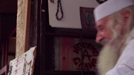 Ein-Alter-Bosnischer-Muslimischer-Mann-Schaut-In-Die-Kamera