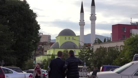 Aufnahme-Von-Menschen,-Die-Auf-Den-Straßen-Der-Innenstadt-Von-Shkoder-Albanien-Spazieren-Gehen