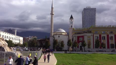 Mezquita-Principal-Y-Peatones-En-El-Centro-De-Tirana-Albania