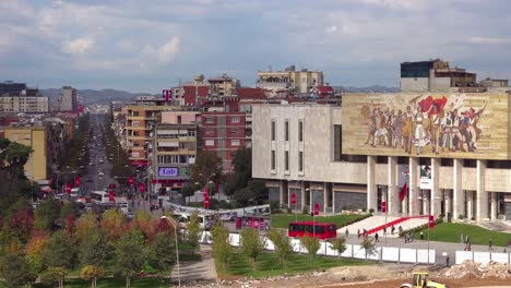 Ein-Blick-Auf-Die-Innenstadt-Von-Tirana-Albanien-Umfasst-Das-Museum-Und-Das-Revolutionäre-Kommunistische-Wandgemälde