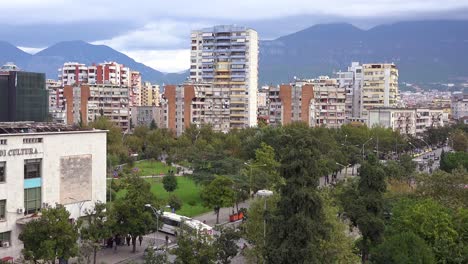 Skyline-Aufnahme-Von-Wohnungen-Und-Unternehmen-In-Der-Innenstadt-Von-Tirana-Albanien