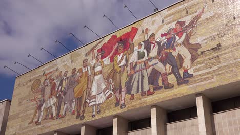 Mural-Revolucionario-Representa-La-Revolución-De-Los-Pueblos-Y-Los-Valores-Comunistas-En-Tirana,-Albania