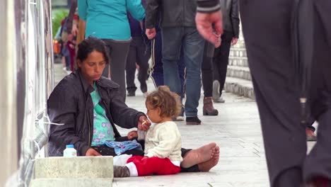 Eine-Frau-Bettelt-Mit-Ihren-Kindern-Auf-Den-Straßen-Von-Tirana-Albanien