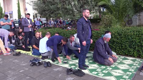 Los-Hombres-Musulmanes-Rezan-En-Las-Calles-De-Tirana-Albania-1