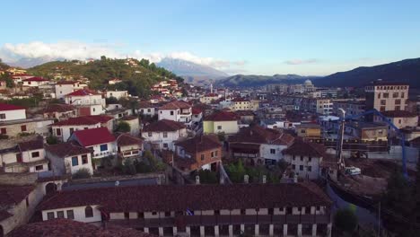 Hermosa-Toma-Aérea-Sobre-Berat-Albania