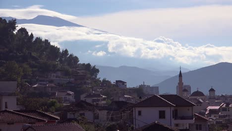 Hermosa-Toma-De-Establecimiento-De-Casas-Antiguas-Con-Los-Alpes-Detrás-En-Berat-Albania