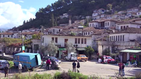 Hermosa-Toma-De-Establecimiento-De-Una-Carretera-Rural-Y-Casas-Antiguas-En-Berat-Albania