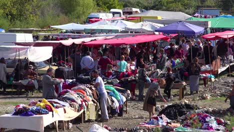 Ein-Großer-Outdoor-Flohmarkt-In-Den-Alpen-Albaniens