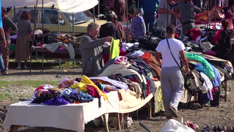 Un-Gran-Mercado-De-Pulgas-Al-Aire-Libre-En-Los-Alpes-De-Albania-1