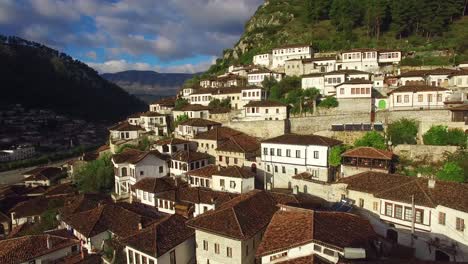 Gute-Luftaufnahme-Von-Alten-Häusern-Am-Hang-In-Berat-Albanien