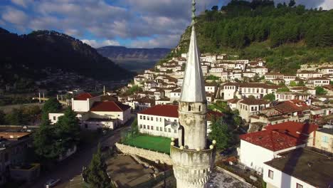 Gute-Luftaufnahme-Von-Alten-Häusern-Am-Hang-In-Berat-Albanien-8