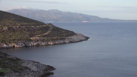 Eine-Fähre-Fährt-Von-Der-Insel-Korfu-Griechenland