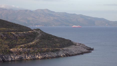 Un-Ferry-Navega-De-La-Isla-De-Corfú,-Grecia-1