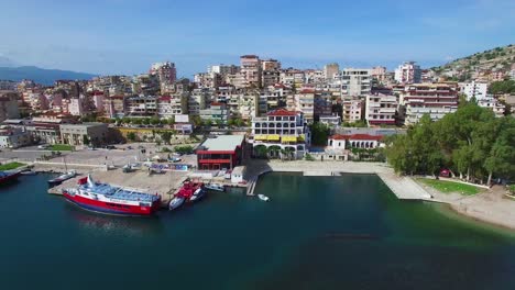 Schöne-Luftaufnahme-Des-Ferienortes-Sarande-An-Der-Küste-Albaniens