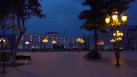 Ein-Großer-Offener-Platz-In-Zentral-skopje-Mazedonien-Bei-Nacht