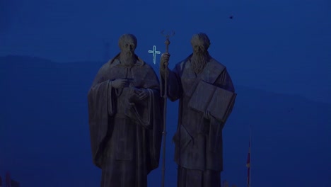 Estatuas-Religiosas-Dominan-El-Horizonte-Nocturno-En-Skopje,-Macedonia