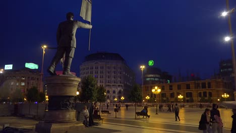 Ostentosas-Estatuas-De-Estilo-Soviético-Dominan-El-Horizonte-Nocturno-En-Skopje,-Macedonia