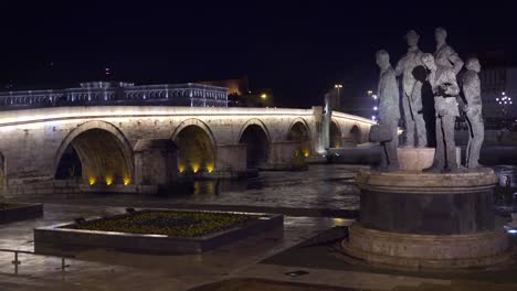 Auffällige-Statuen-Im-Sowjetischen-Stil-Dominieren-Die-Skyline-Der-Nacht-In-Skopje,-Mazedonien-2