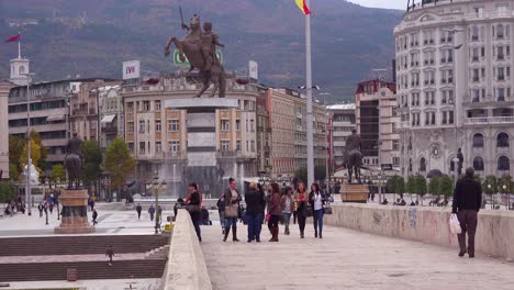 Auffällige-Statuen-Im-Sowjetischen-Stil-Dominieren-Die-Skyline-Der-Innenstadt-Von-Skopje,-Mazedonien